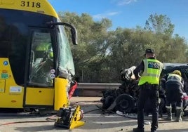 Un grave accidente entre un autobús y un coche en una carretera secundaria de Mallorca deja un muerto y ocho heridos