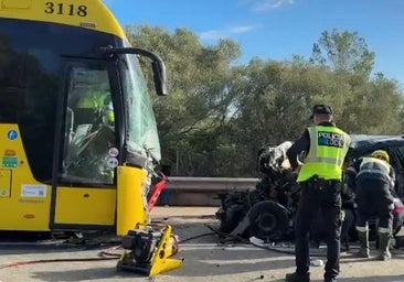 Un grave accidente entre un autobús y un coche en una carretera secundaria de Mallorca deja un muerto y ocho heridos