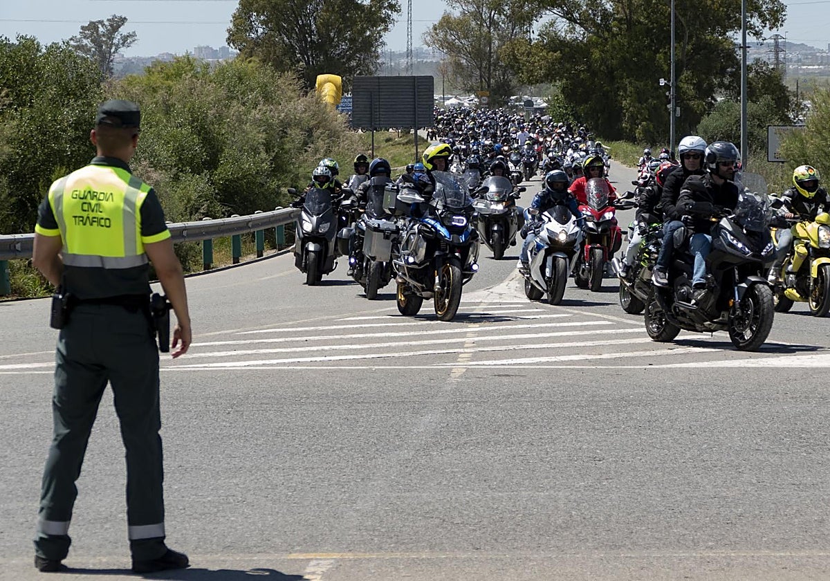 Un agente de la Guardia Civil de Tráfico dirige el flujo de moteros en Jerez