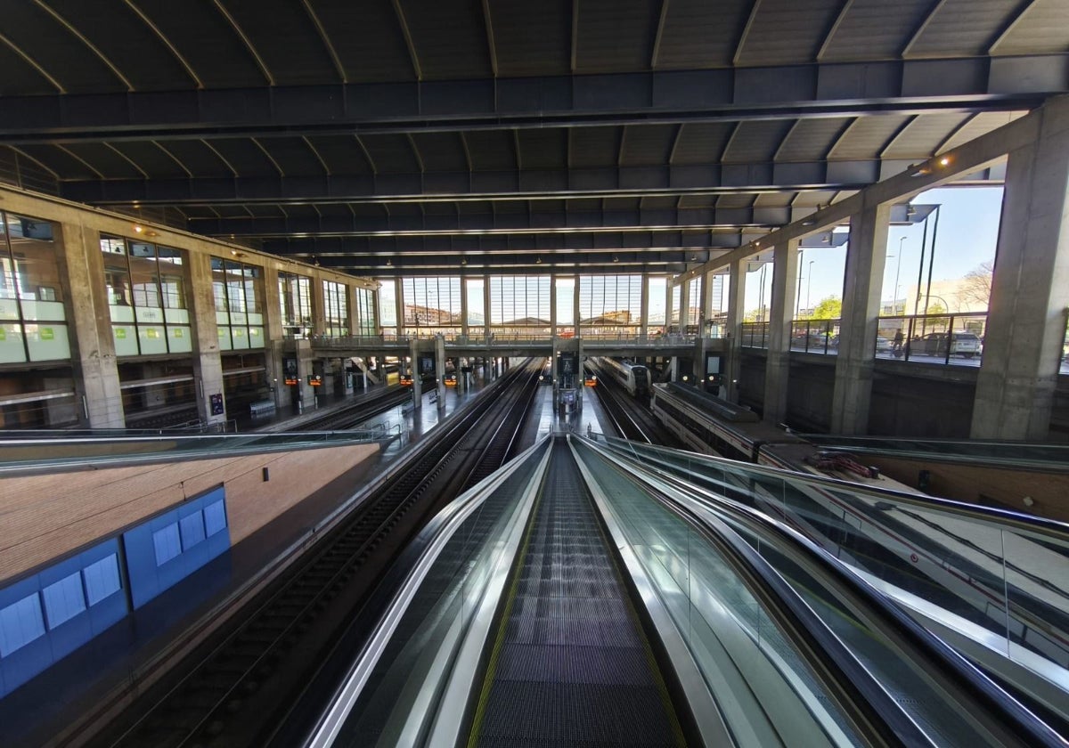 Imagen de las vías de la estación del AVE completamente vacías este lunes tras el apagón