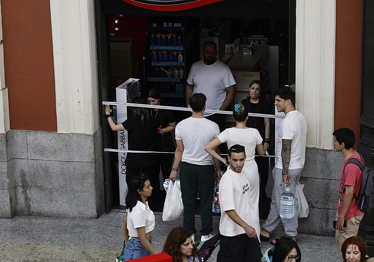 Dependientes cierran una tienda en el centro de Madrid
