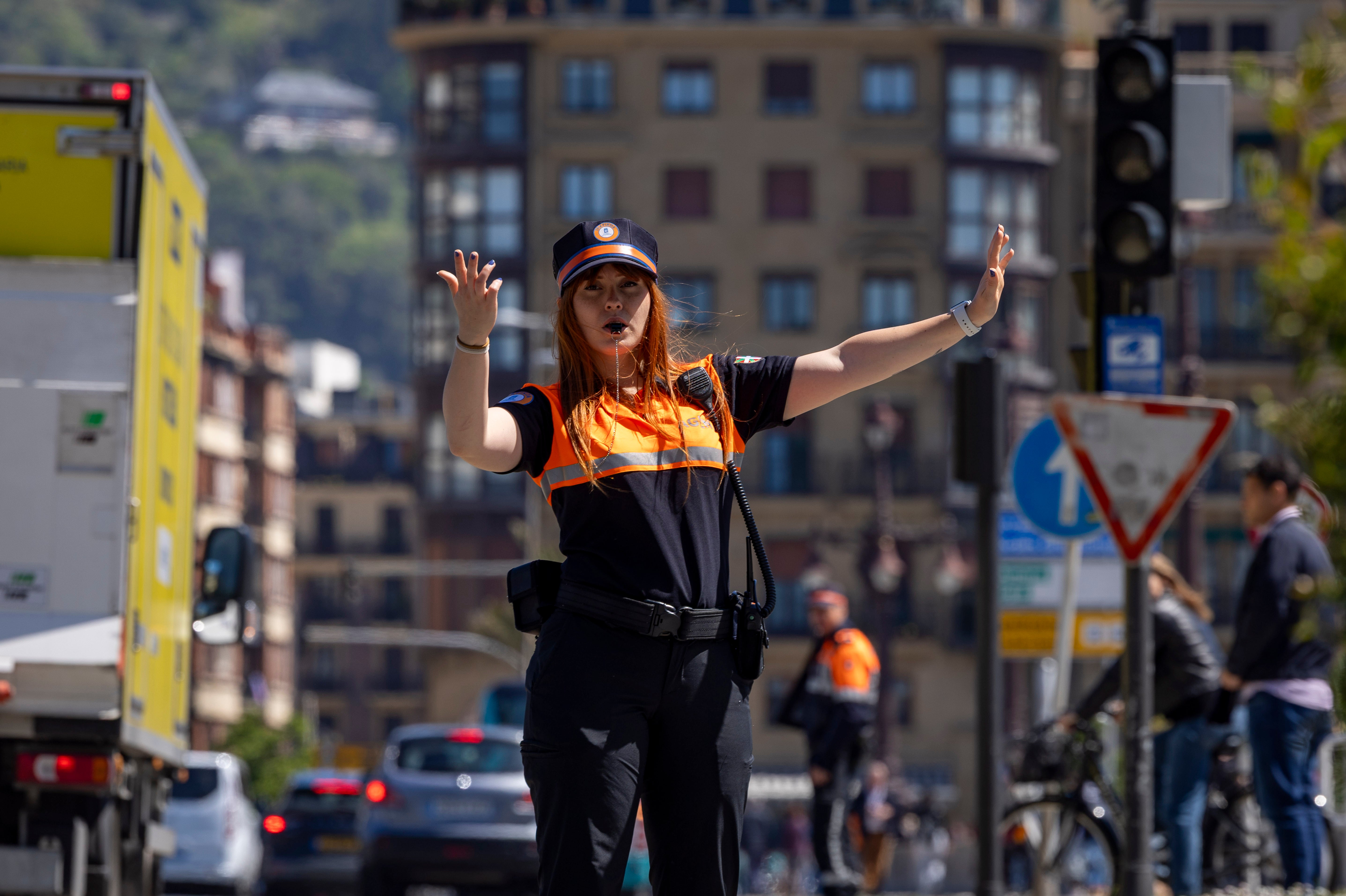 Agentes de seguridad controlan el tráfico ante la falta de semáforos