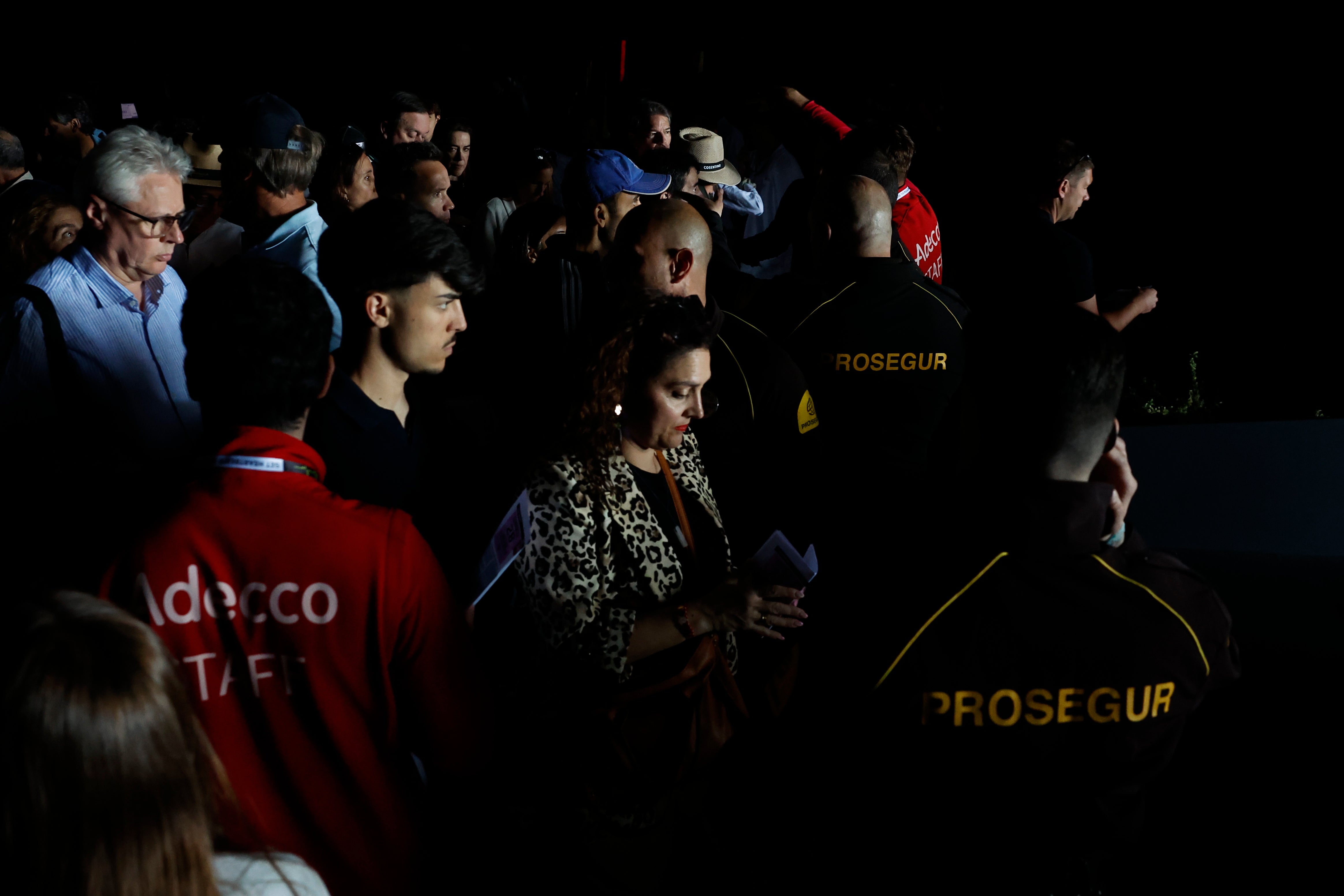 La ciudadanía y los miembros de seguridad intentan mantener la calma en espacios públicos ante el apagón.