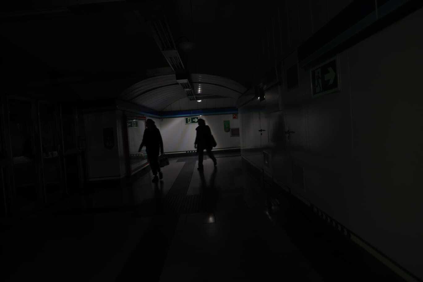 Usuarios de Metro de Madrid se ven obligados a evacuarlo.