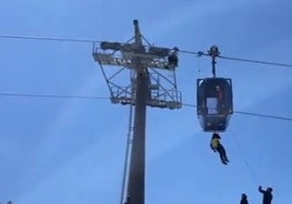 Un grupo de personas queda atrapado en una telecabina de Sierra Nevada por el apagón eléctrico