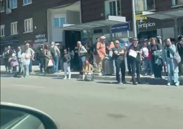 Situación caótica en Madrid: colas de personas haciendo autostop en la salida hacia el aeropuerto