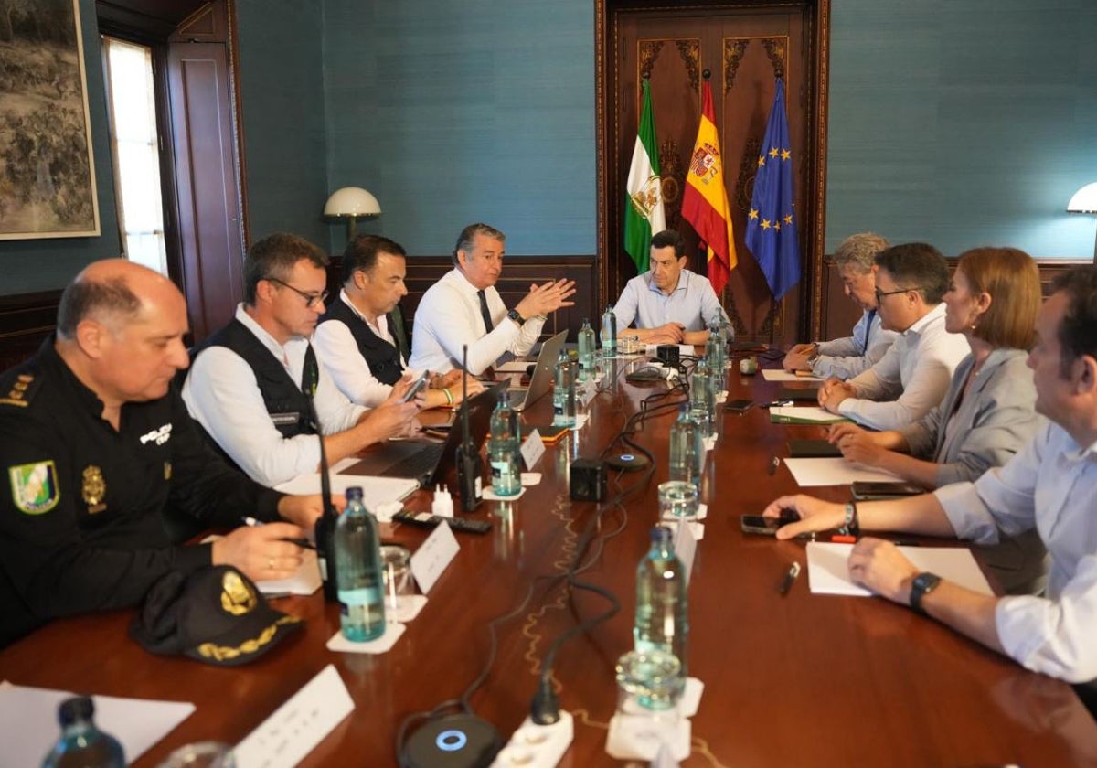 Juanma Moreno, reunido con el comité asesor de emergencias.