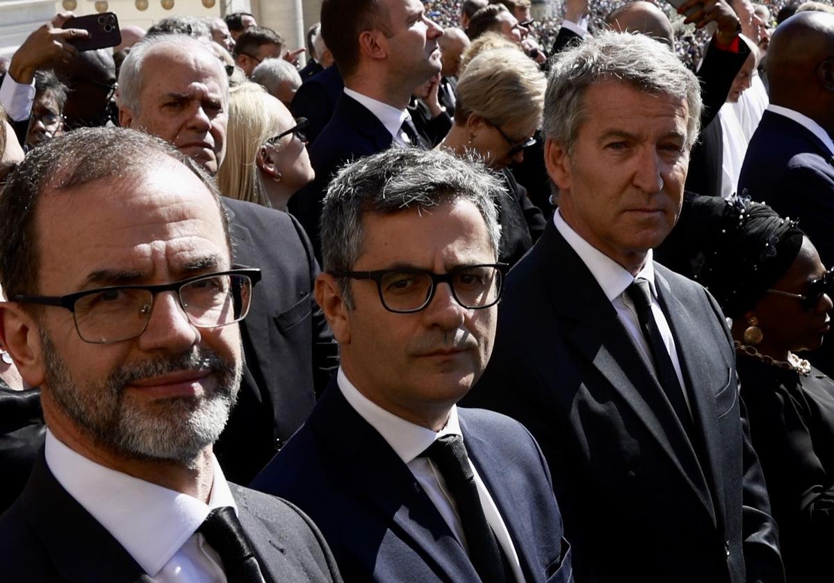 El ministro de Presidencia, Félix Bolaños, y el líder del Partido Popular, Alberto Núñez Feijóo, en la plaza de San Pedro