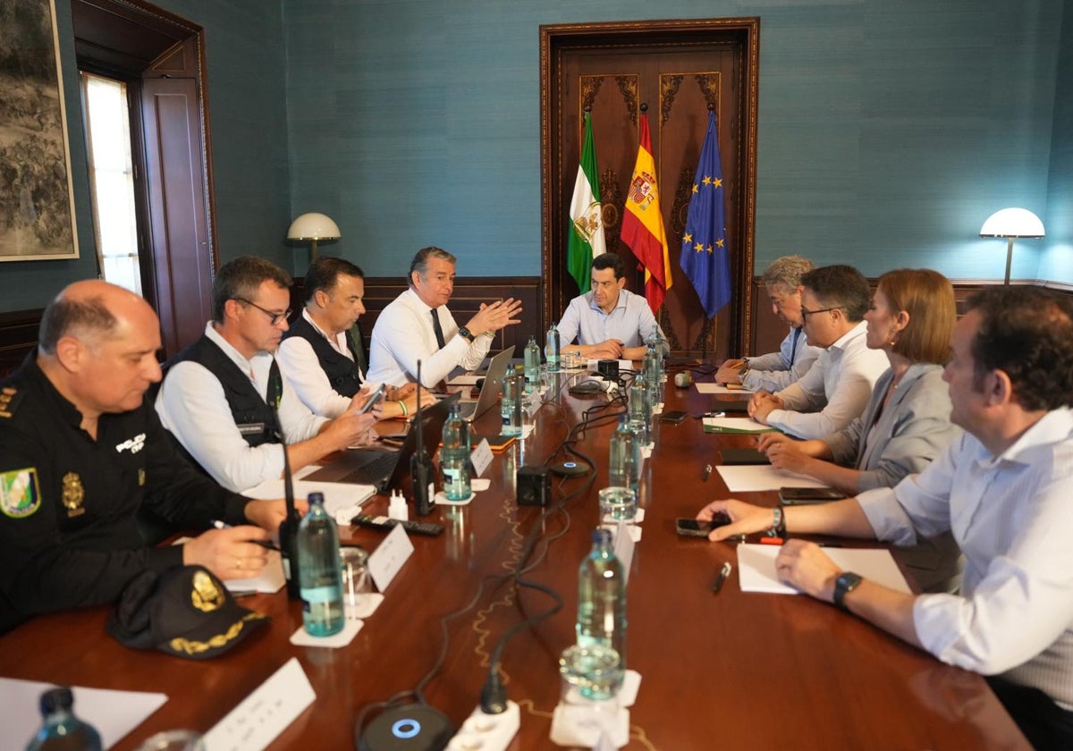 Juanma Moreno en la reunión del Ceco`pi