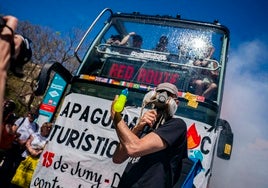 El Ayuntamiento condena una protesta con pistolas de agua contra un bus turístico en Barcelona