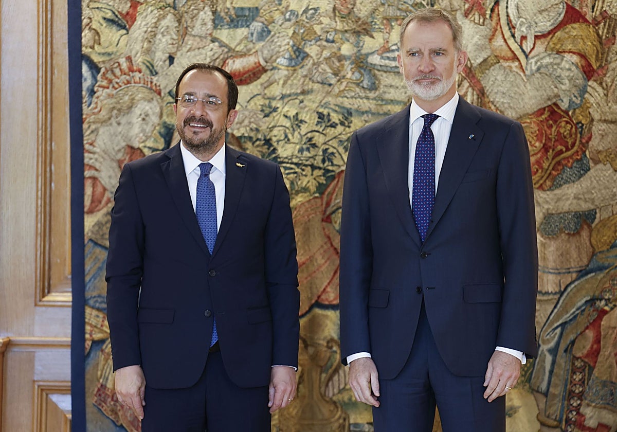 Felipe VI, esta mañana, junto al presidente de Chipre, Níkos Christodoulídis, en el Palacio de la Zarzuela