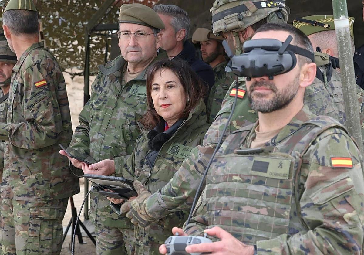 La ministra Robles, en un ejercicio militar