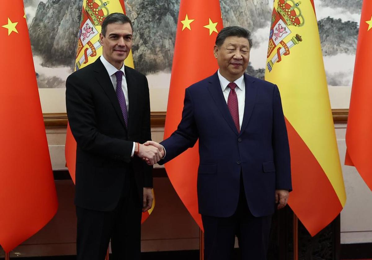 Sánchez saludando a Xi en su visita a Pekín de hace un par de semanas
