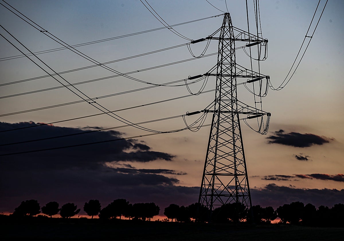 Una de las torres de tensión para el suministro de energía