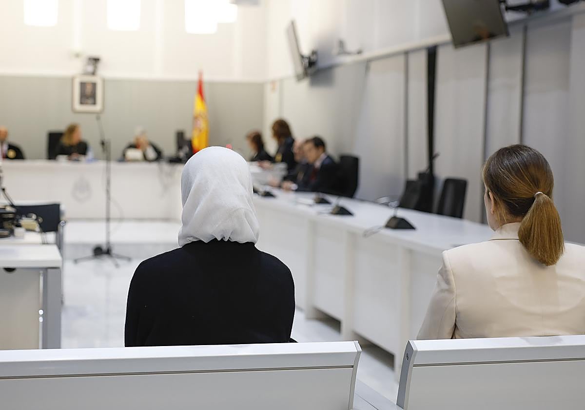 Yolanda Martinez Cobos (d) y Luna Fernández Grande (i) este lunes durante el juicio en su contra en la Audiencia Nacional.
