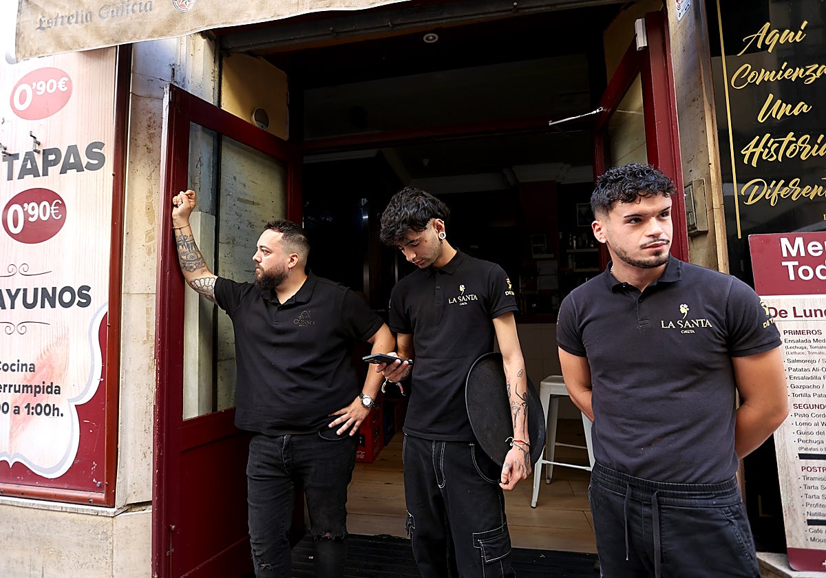 Camareros a las puertas de un bar en el Centro de Córdoba tras el apagón eléctrico
