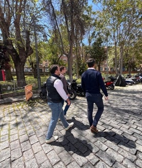 Imagen secundaria 2 - El alcalde de Toledo, Carlos Velázquez que ha visitado esta mañana diferentes puntos de la ciudad que se vieron afectados ayer como consecuencia del apagón eléctrico, como el centro de salud de Santa María de Benquerencia, la Escuela Infantil Gloria Fuertes en el barrio de Buenavista o la estación de trenes de Adif