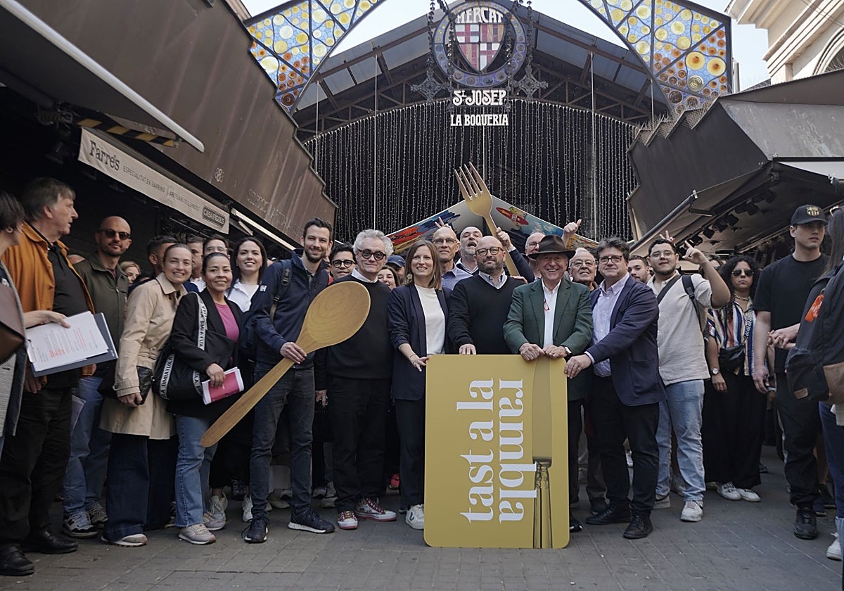 Presentación del evento, con Carles Gaig en el centro, con sombrero