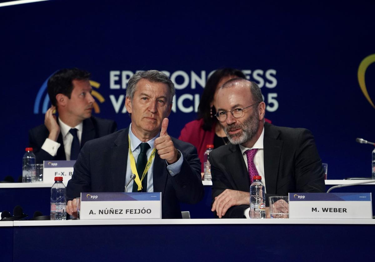 El líder del PP, Alberto Núñez Feijóo, y el presidente del PPE, Manfred Weber