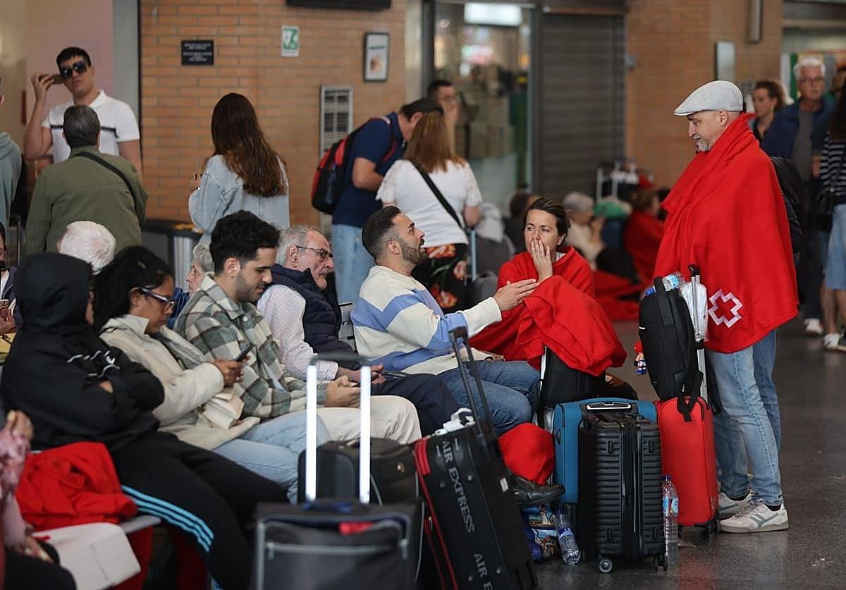 Pasajeros afectados por el apagón en la estación de Córdoba