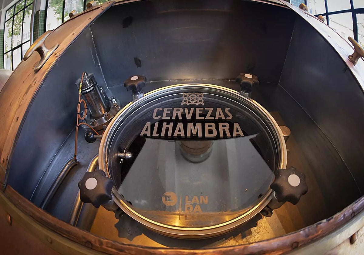 Imagen de la fábrica de cervezas Alhambra, un símbolo de Granada