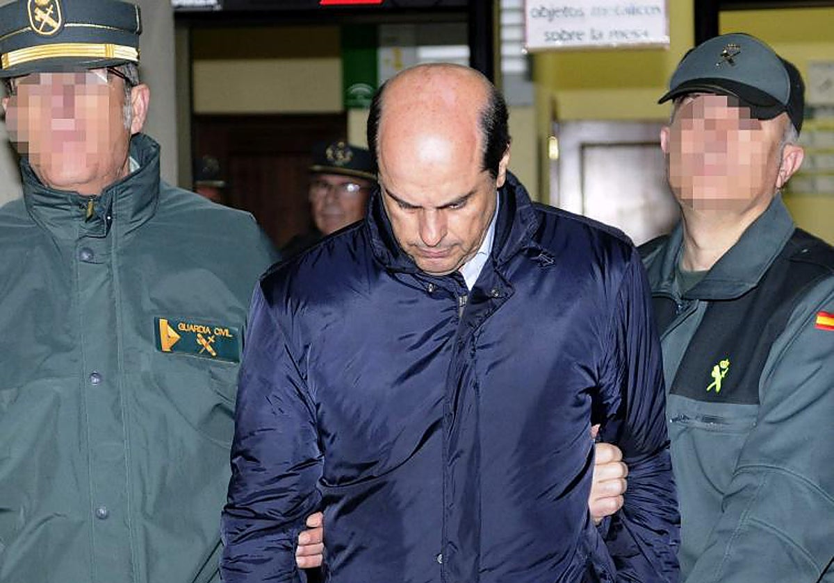 Antonio Albarracín, exdirector de Vitalia, conducido por dos guardias civiles el 22 de marzo de 2013, cuando fue enviado a la cárcel por la juez del caso ERE Mercedes Alaya