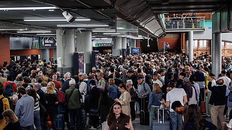 Atrapados en la estación: «Nos dieron comida y mantas, pero no sabemos cuándo podremos volver»