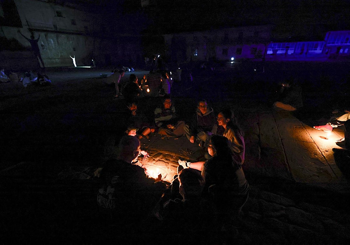 Jóvenes juntos durante el apagón eléctrico