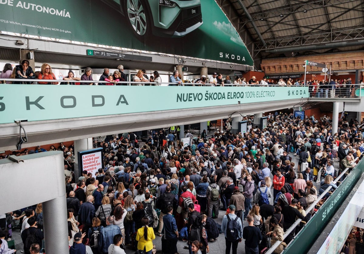 Miles de viajeros esperan este martes a coger su tren en Atocha