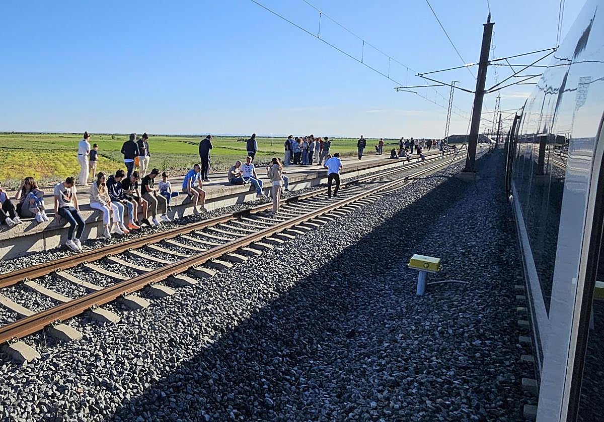 Los pasajeros del AVE 05110, en el andén frente a su tren varado