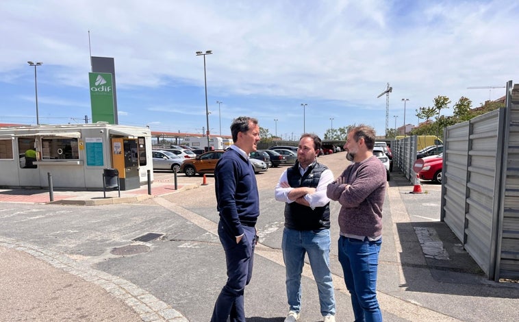 Imagen principal - El alcalde de Toledo, Carlos Velázquez que ha visitado esta mañana diferentes puntos de la ciudad que se vieron afectados ayer como consecuencia del apagón eléctrico, como el centro de salud de Santa María de Benquerencia, la Escuela Infantil Gloria Fuertes en el barrio de Buenavista o la estación de trenes de Adif