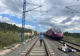 Con el 'trolley' por el pedregal y noche en un pueblo de Lérida: odisea por el apagón en un viaje Nueva York-Barcelona