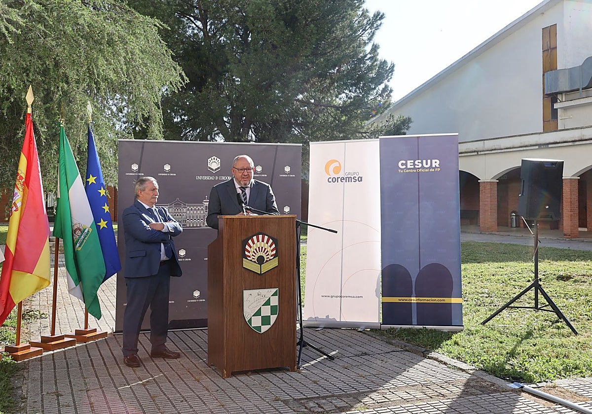 El rector de la UCO y el presidente de Grupo Coremsa en el acto de la cesión