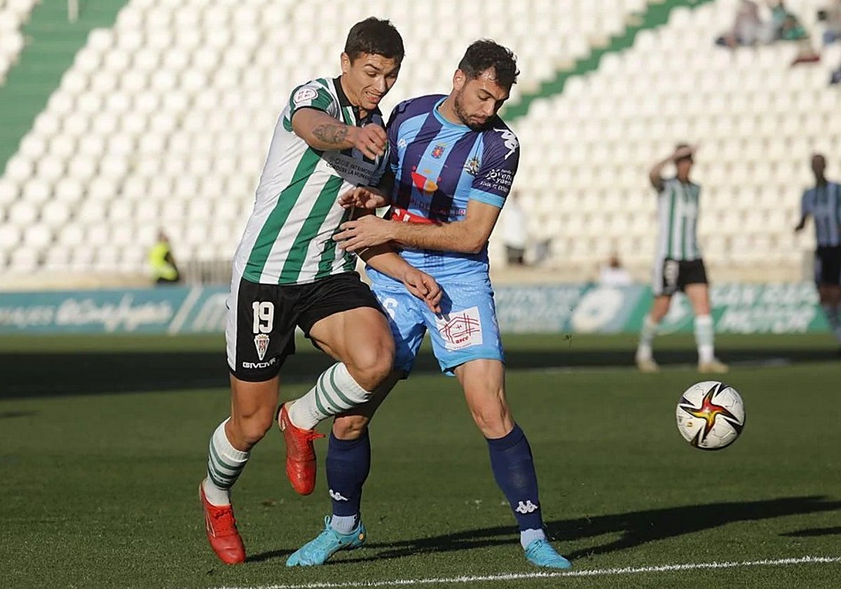 Adri Fuentes durante su etapa en el Córdoba en Primera RFEF
