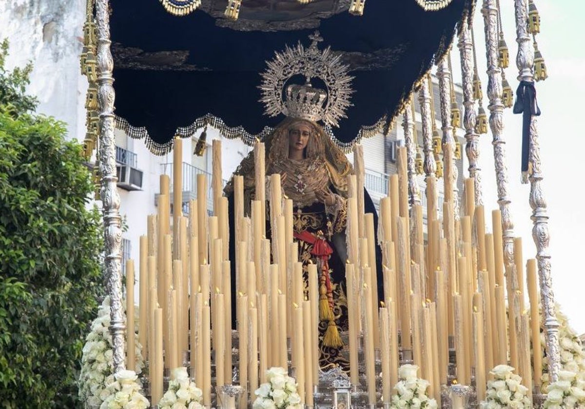 La Virgen de la Amargura, con la corona restaurada, en su palio, el Domingo de Ramos