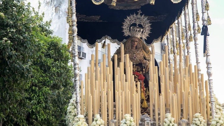La corona de plata de la Amargura de Córdoba luce recién restaurada