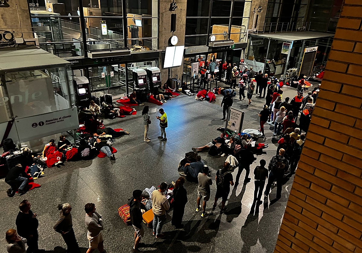 Cruz Roja atendió a pasajeros que pernoctaron en la estación de trenes de Córdoba