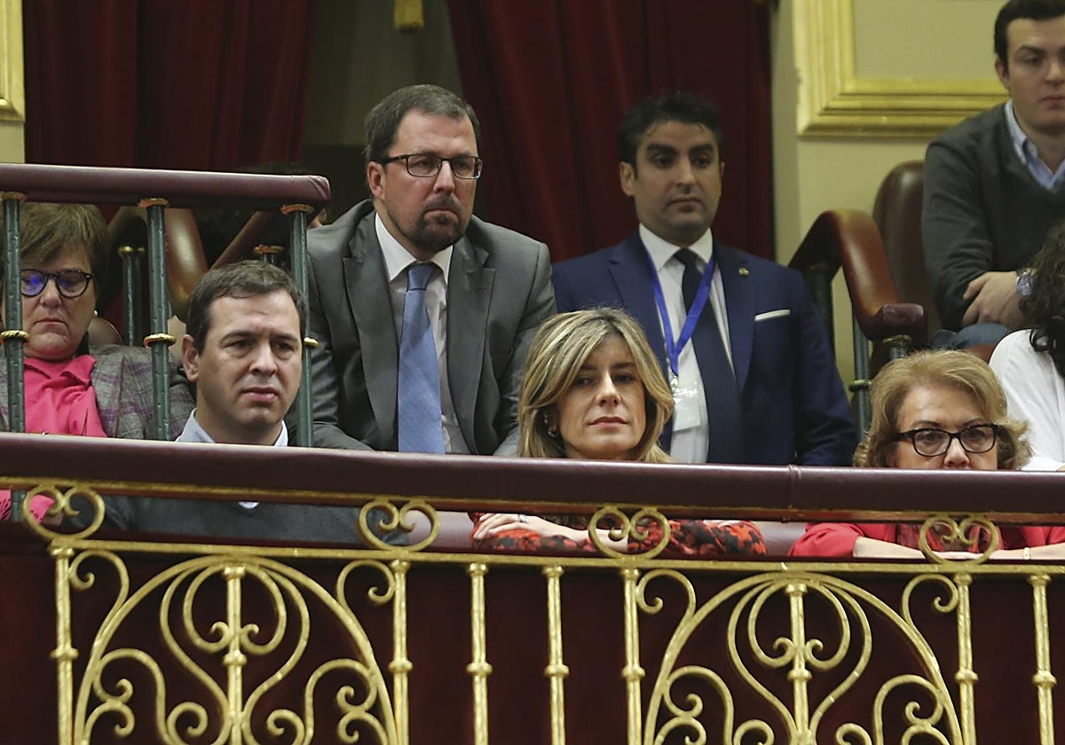 El hermano del presidente del Gobierno, David Sánchez, con Begoña Gómez, en el Congreso