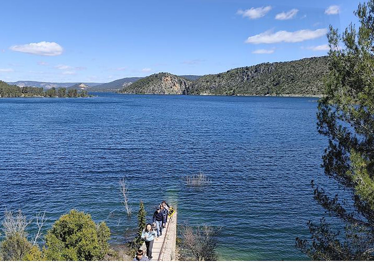 Aspecto del embalse de Entrepeñas, que abastece el trasvase Tajo-Segura, este mes al 85% de su capacidad