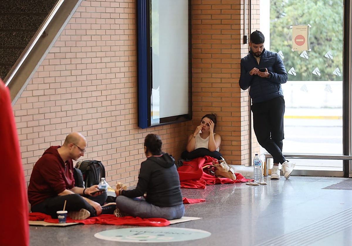 Viajeros aguardan en el suelo del vestíbulo de la estación de tren de Córdoba este martes