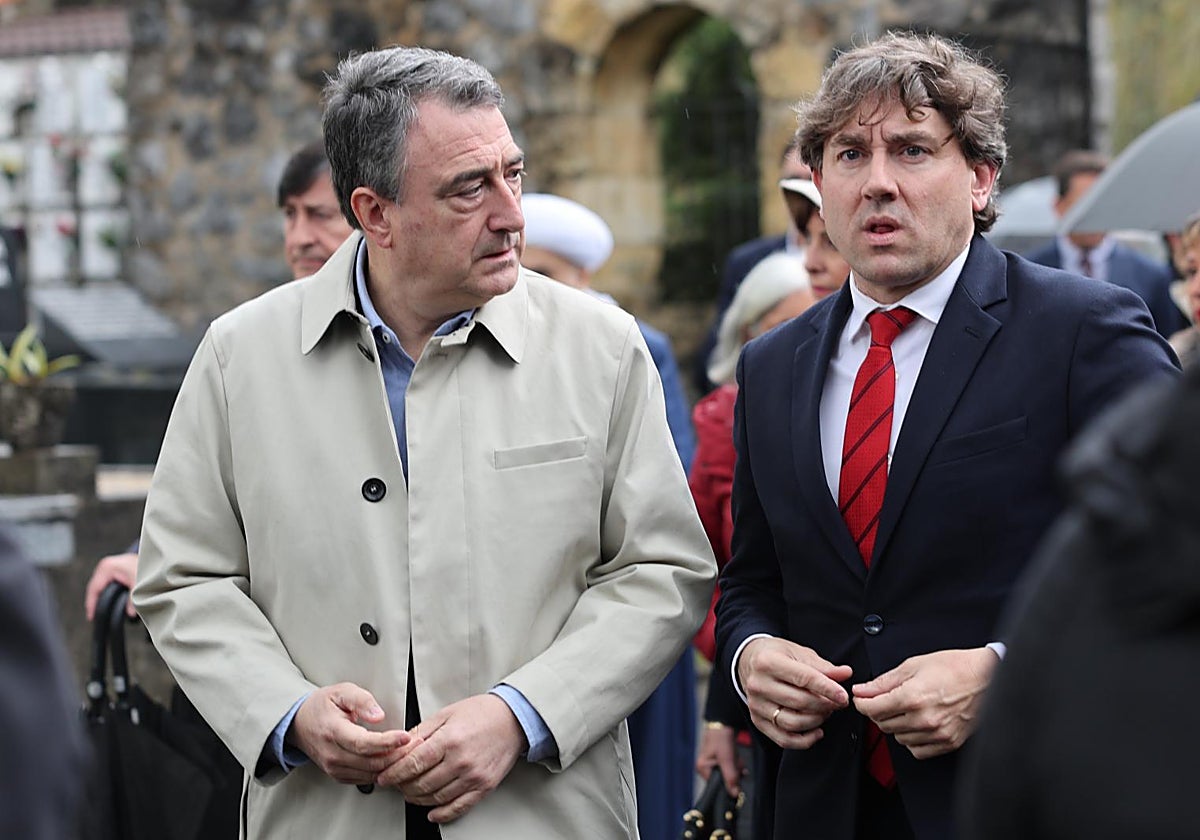 El presidente del PNV, Aitor Esteban, junto al líder de los socialistas vascos, Eneko Andueza