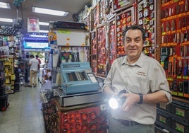 Las ferreterías, un negocio que agota existencias entre el caos: «Hemos vendido en un día un pedido de un año de pilas»