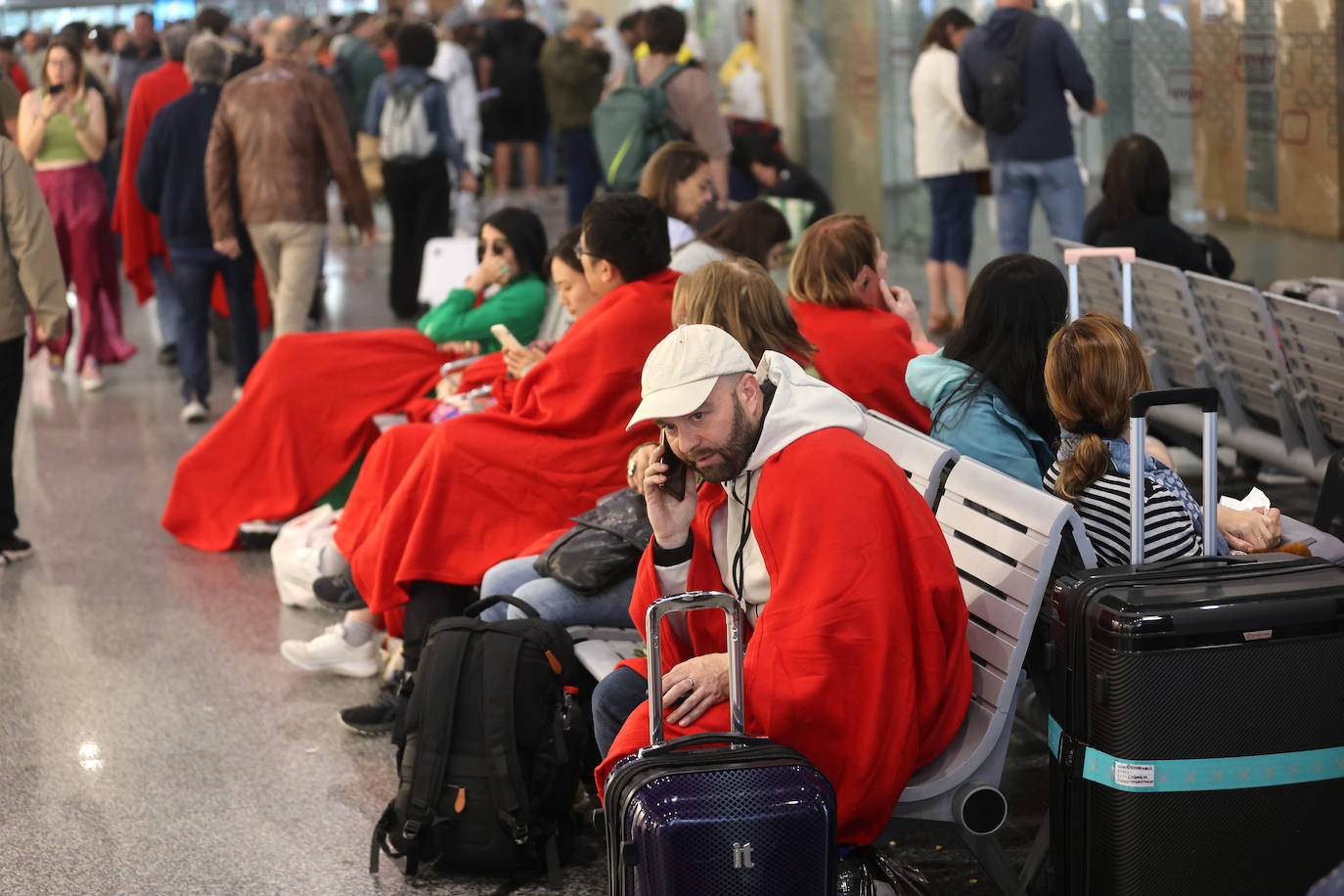 Las imágenes de centenares de pasajeros en la estación de Córdoba tras una noche interminable