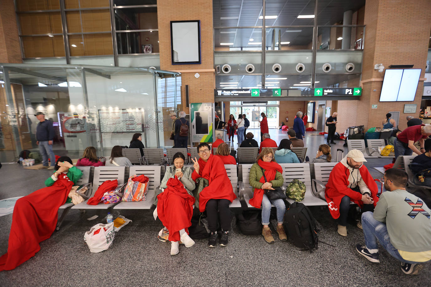 Las imágenes de centenares de pasajeros en la estación de Córdoba tras una noche interminable