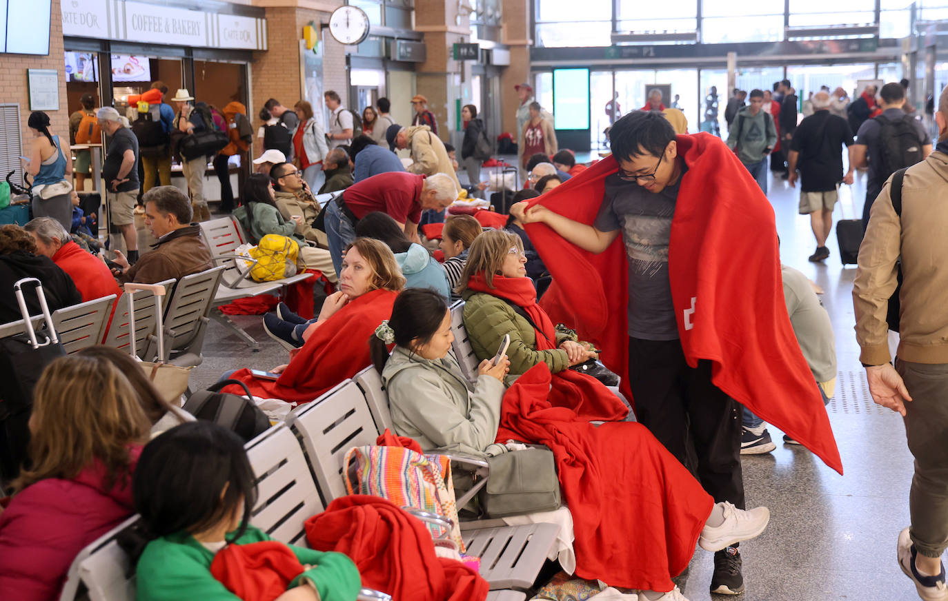 Las imágenes de centenares de pasajeros en la estación de Córdoba tras una noche interminable