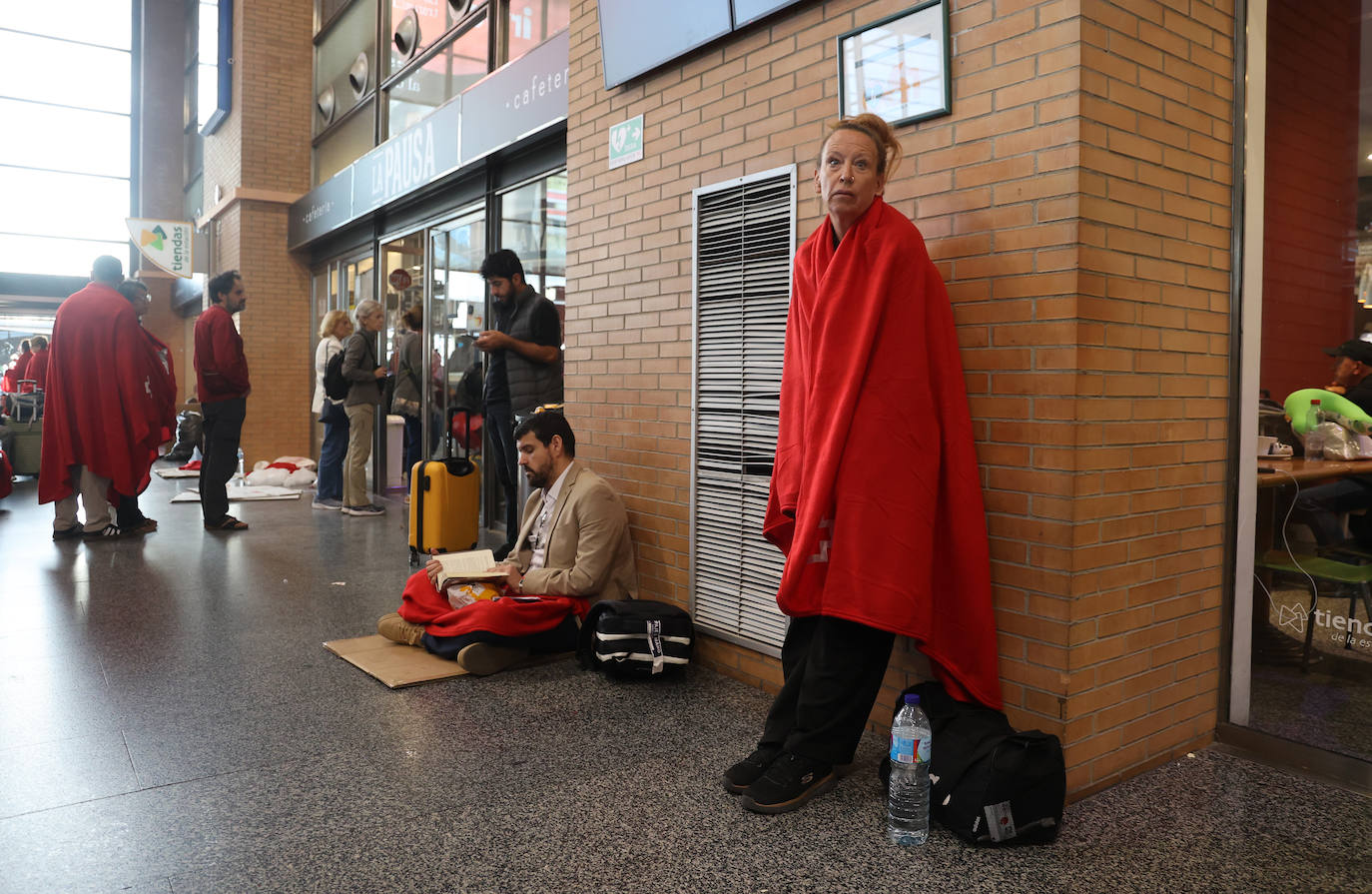 Las imágenes de centenares de pasajeros en la estación de Córdoba tras una noche interminable