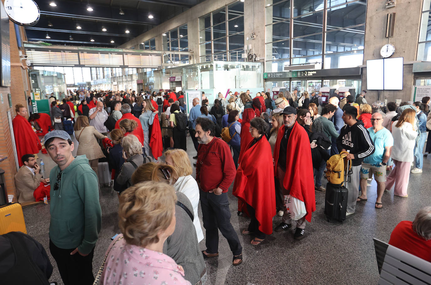 Las imágenes de centenares de pasajeros en la estación de Córdoba tras una noche interminable