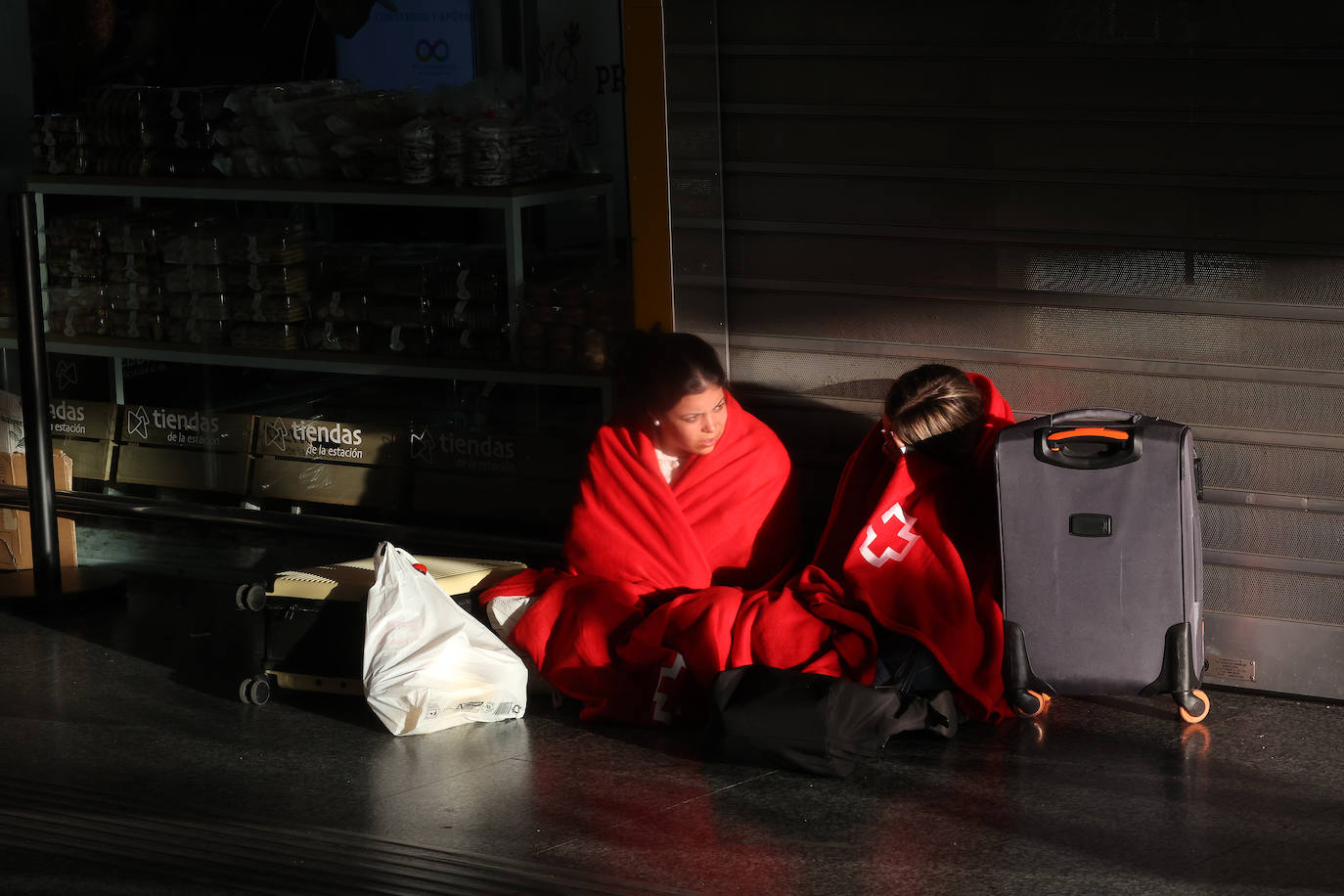 Las imágenes de centenares de pasajeros en la estación de Córdoba tras una noche interminable