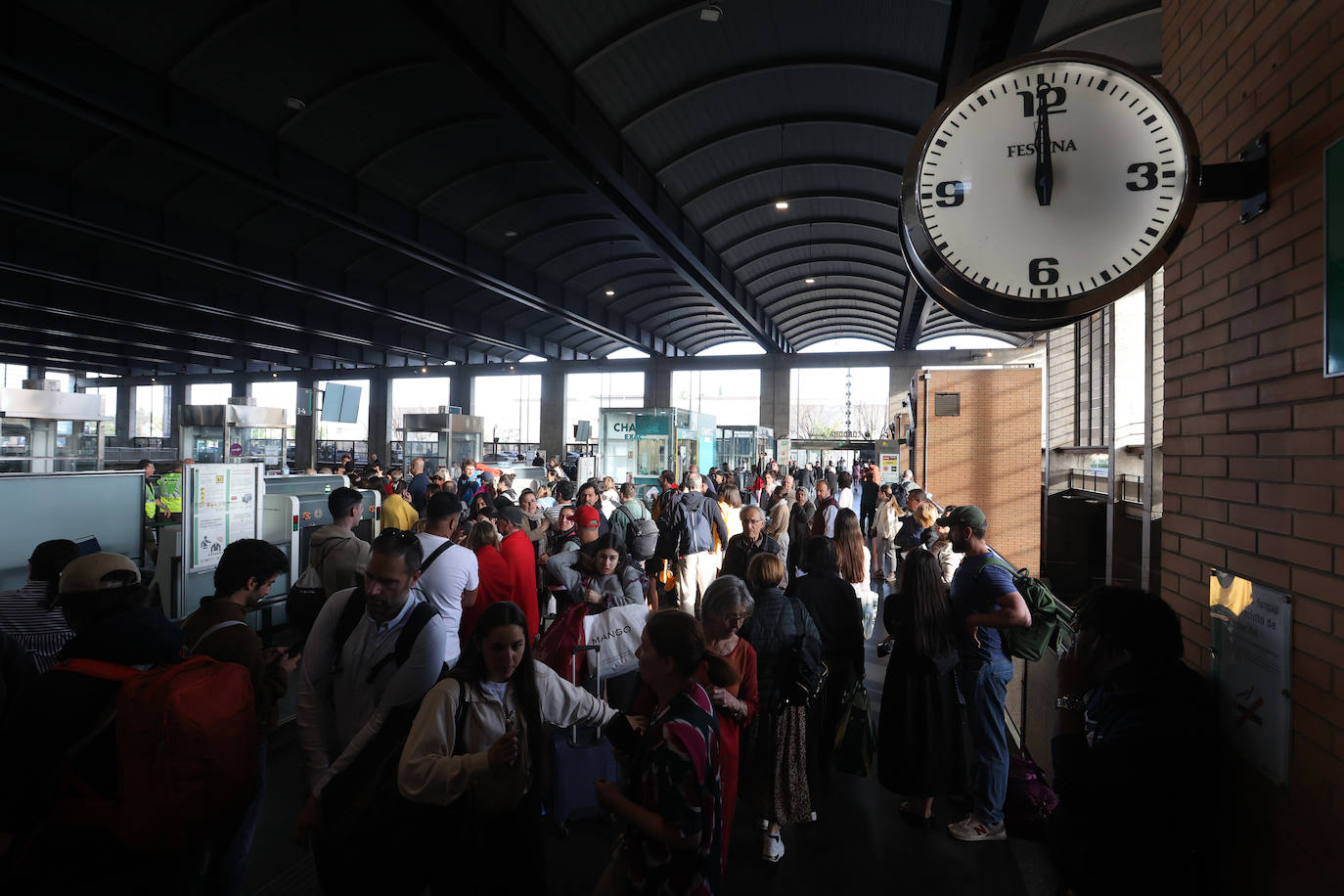 Las imágenes de centenares de pasajeros en la estación de Córdoba tras una noche interminable