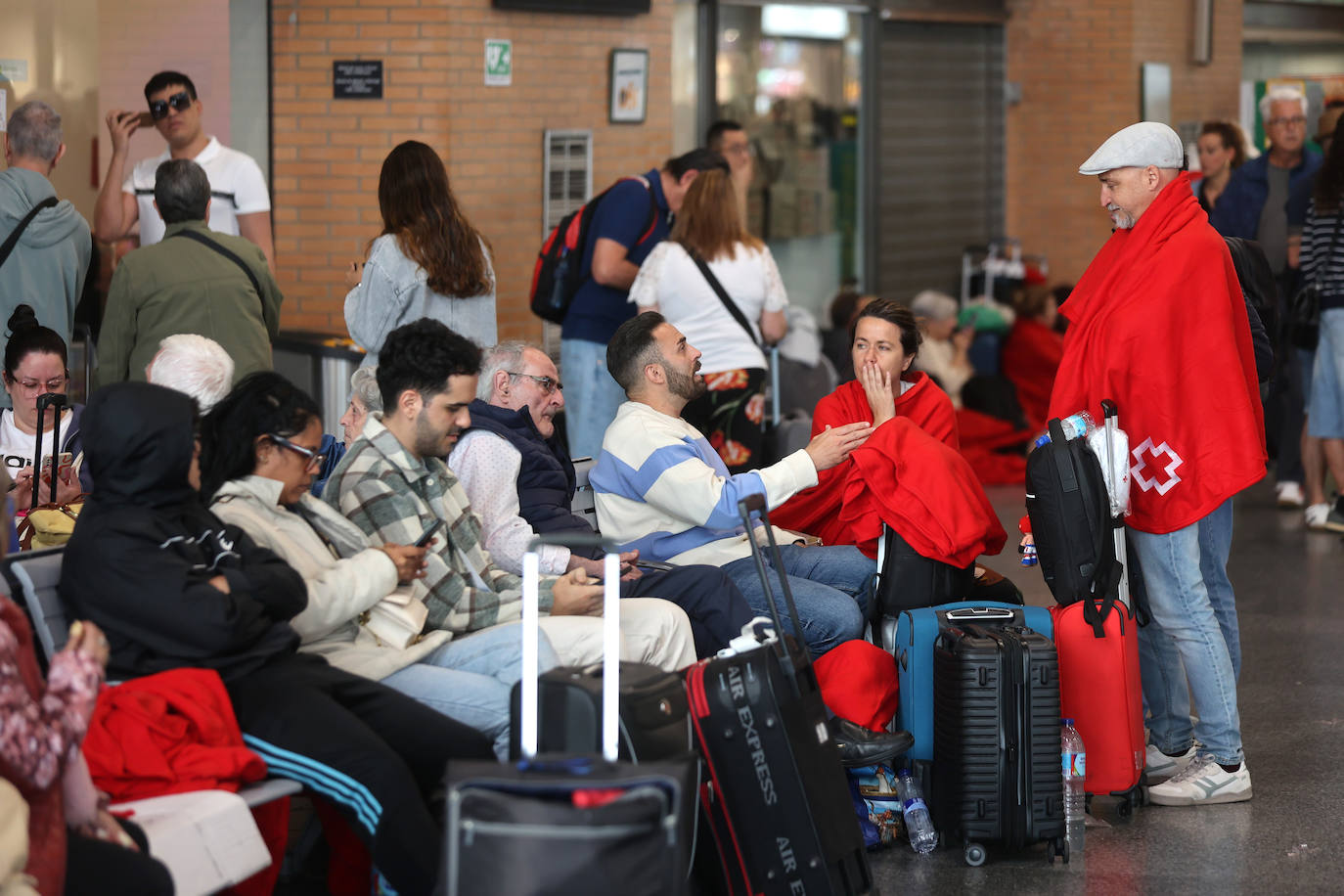Las imágenes de centenares de pasajeros en la estación de Córdoba tras una noche interminable